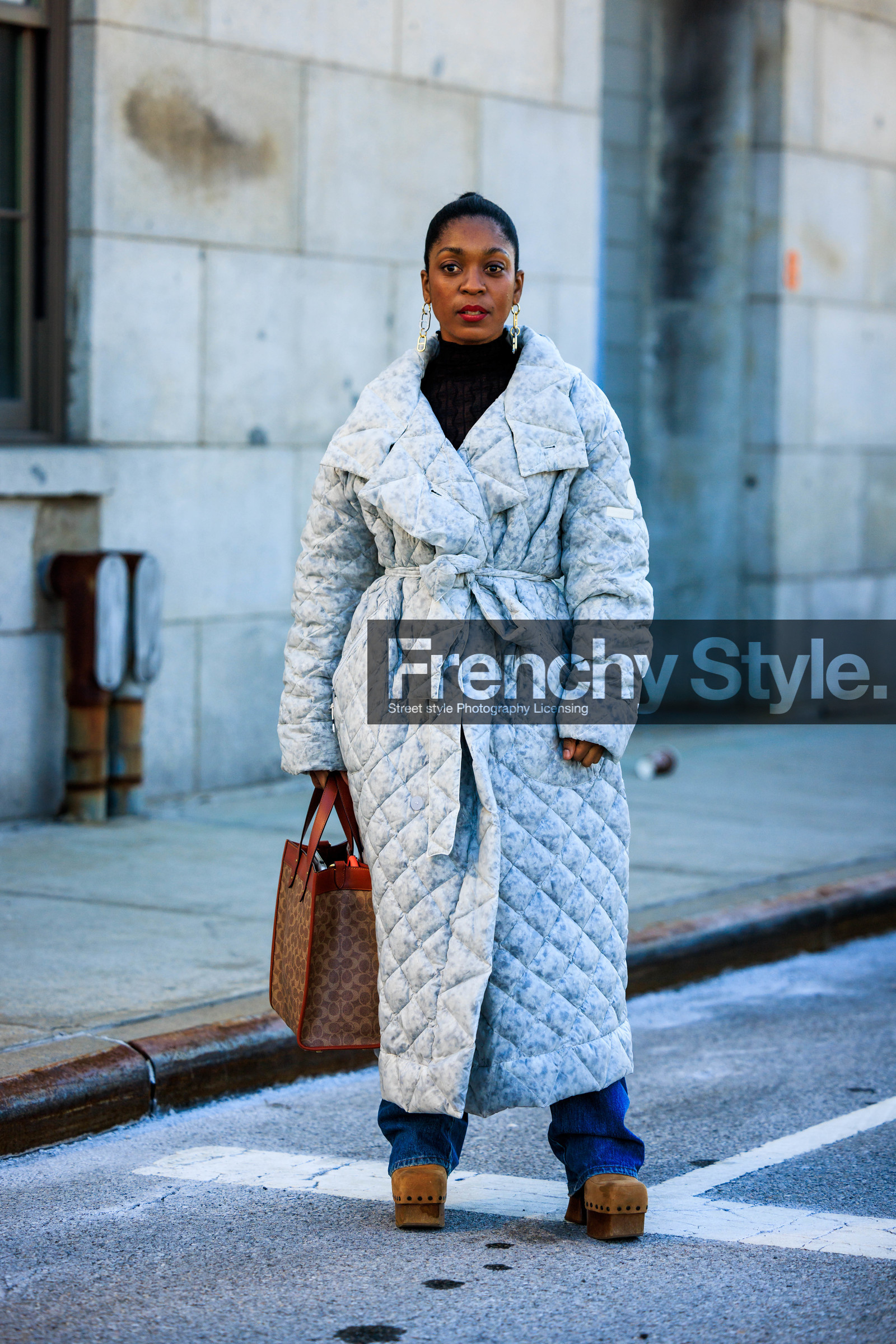 furry printed coat, plaid long coat, winter outwear, long white coat, coach cabas bag, brown cabas bag, strass earrings, black turtleneck, jeans, brown platform boots, kaki oversized coat, rajni jacques, street style, jonathan paciullo, FW, frenchystyle, fashion week, NYFW, NEW YORK, AUTUMN WINTER 2022-2023, FALL WINTER 2022_2023, FW 22-23, vertical, full length
