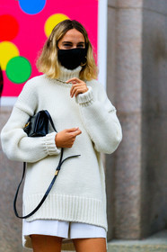 white pullover, white shorts, white total look, turtleneck pullover, mini shorts, black leather bag, loewe bag, covid face mask, candela novembre, street style, jonathan paciullo, FW, frenchystyle, fashion week, MFW, MILAN, SPRING SUMMER 2021, SS 21, vertical, detail