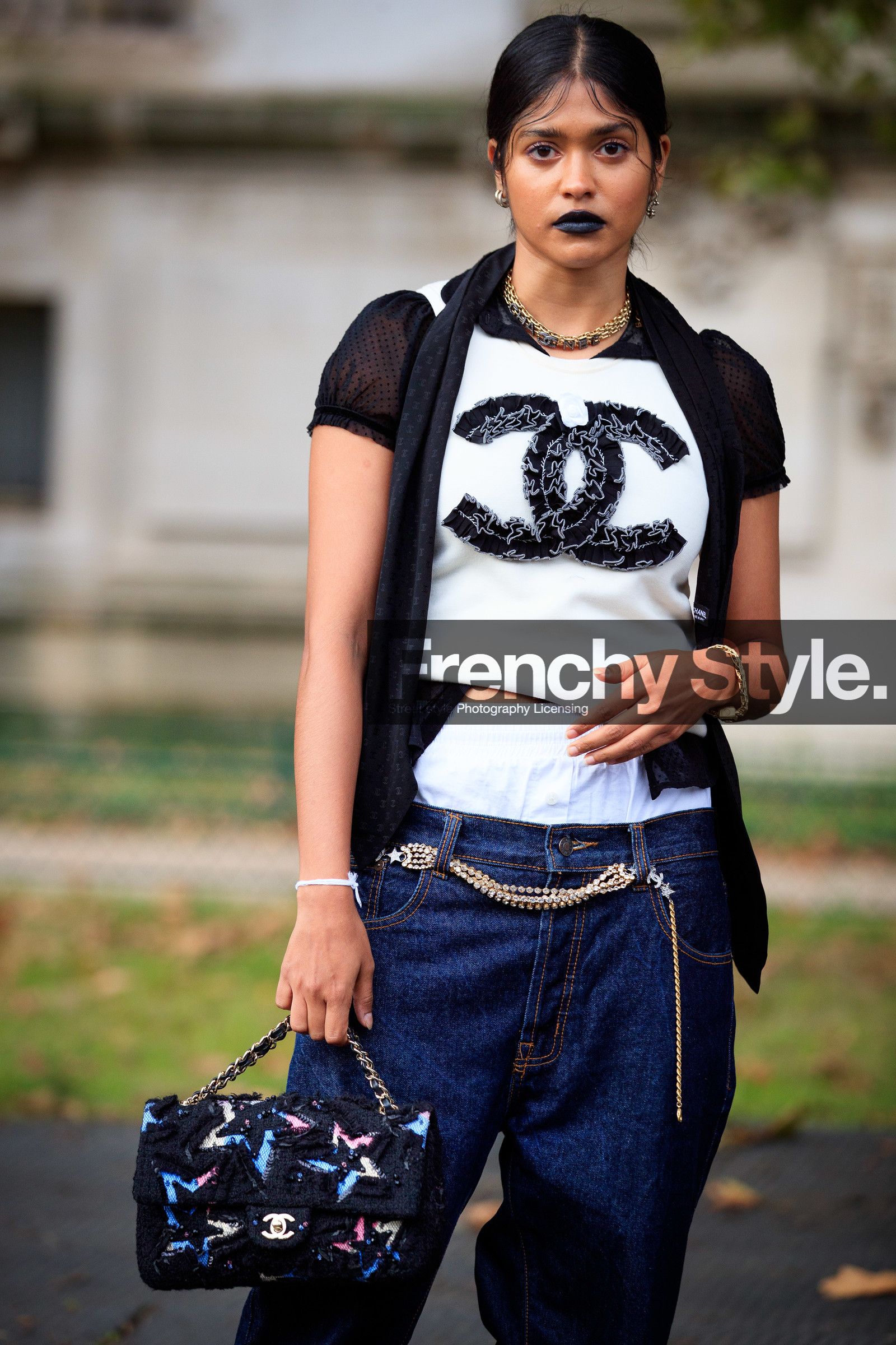 jenn abey, black lipstick, black t-shirt, black top, black scarf, black bag, tweed bag, embroidered bag, stars embroidered bag, lace bag, hand bag, ruffle top, ruffle t-shirt, navy blue jeans, denim, baggy pants, loose pants, loose jeans, metalic belt, chain belt, big chain necklace, strassed necklace, monogrammed scarf, logo printed t-shirt, chanel bag, chanel scarf, chanel top, chanel t-shirt, chanel belt, strassed belt, golden necklace, golden bracelet, PARIS, PFW, fashion week, frenchystyle, FW, jonathan paciullo, street style, SPRING SUMMER 2021, SS 21, vertical, atmosphere details, detail