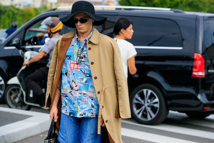 black hat, prada shirt, light blue shirt, printed shirt, letter printed shirt, comic printed shirt, beige trench coat, fashion week, frenchystyle, FW, jonathan paciullo, street style, MFW, MILAN, SPRING SUMMER 2020, SS 20