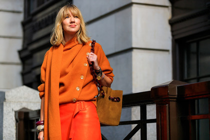 brown bag, leather bag, leather skirt, lisa aiken, orange skirt, orange sweater, fashion week, frenchystyle, FW, jonathan paciullo, street style, LFW, LONDON, SPRING SUMMER 2019, SS 19, atmosphere details, horizontal, detail