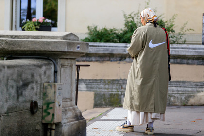 nike shoes, nike jacket, light beige trench coat, hair scarf, white scarf, silk scarf, floral printed scarf, beige leather sneakers, PARIS, PFW, SPRING SUMMER 2020, SS 20, fashion week, frenchystyle, FW, jonathan paciullo, street style, horizontal, atmosphere details, full length