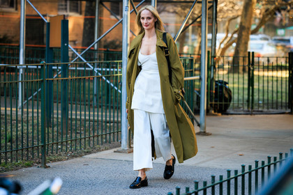 kaki trench, white flared pants, black mocassins, casual, white dress, Lauren Santo Domingo, fashion week, frenchystyle, FW, jonathan paciullo, street style, NYFW, NEW YORK, AUTUMN WINTER 2022-2023, FALL WINTER 2022_2023, FW 22-23, atmosphere details, horizontal, full length