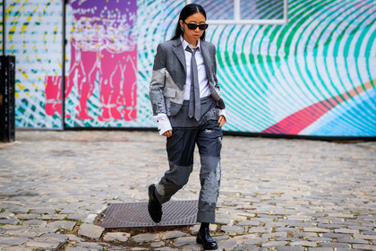 yuyu zhangzou, yuwei zhangzou, thom browne look, thom browne jacket, thom browne tie, thom browne shirt, thom browne pants, thom browne shoes, saint laurent sunglasses, black sunglasses, black earrings, heart shape earrings, strassed earrings, grey jacket, grey tie, grey total look, patchwork jacket, patchwork pants, used jacket, used pants, white shirt, black polish shoes, black leather derbie, laced shoes, flat shoes, fashion week, frenchystyle, FW, jonathan paciullo, street style, PFW, PARIS, SPRING SUMMER 2020, SS 20, horizontal, atmosphere details, full length