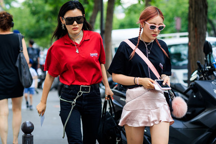atmosphere details, balenciaga, black bag, black denim, black t shirt, braids, chains, choker, denim pants, detail, dyed hair, fashion week, frenchystyle, FW, horizontal, jeans, jonathan paciullo, leather bag, levi's, MENSWEAR, necklace, PARIS, PFW, pink hair, pink skirt, printed t shirt, red top, SPRING SUMMER 2018, SS 18, street style, sunglasses, trousers