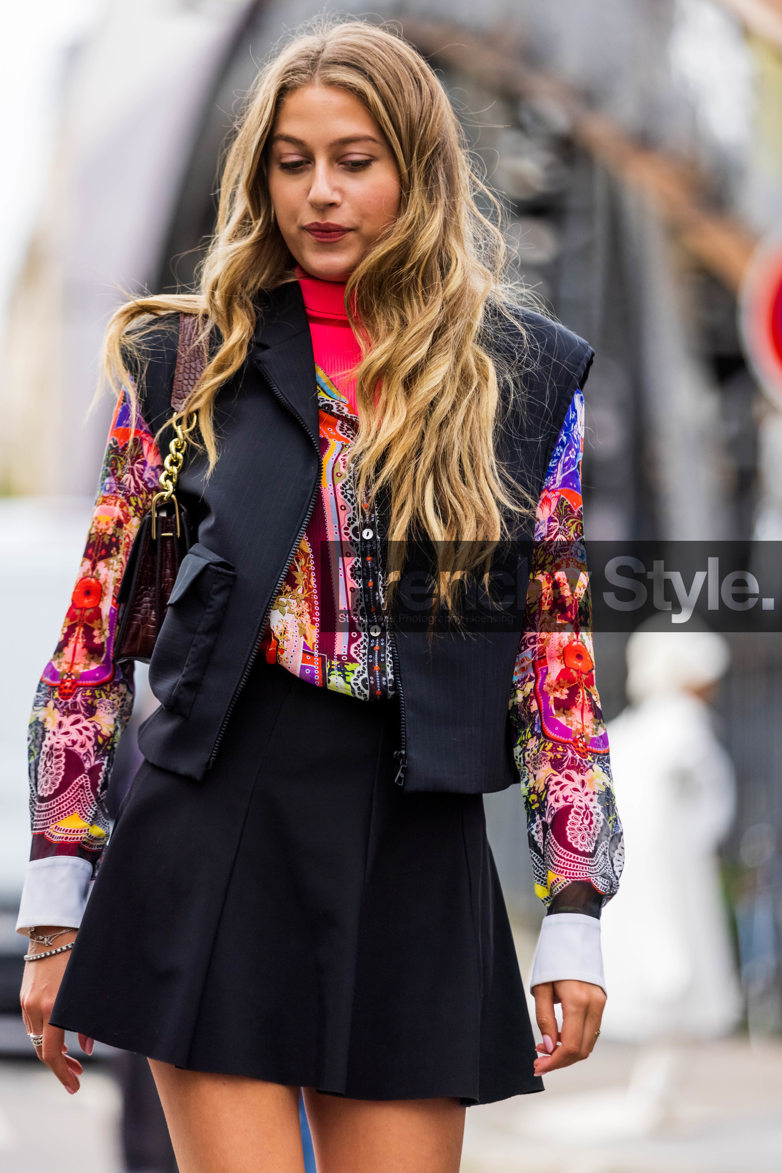 bag, black jacket, black skirt, burgundy bag, color, colorful shirt, croco bag, floral print, floral shirt, flower print, fluo pink turtleneck, jacket, leather bag, mini skirt, multicolor shirt, pink shirt, pleated skirt, print, shirt, skirt, sleveless jacket, striped jacket, turtleneck, fashion week, frenchystyle, FW, jonathan paciullo, street style, PFW, PARIS, SPRING SUMMER 2022, SS 22, vertical, atmosphere details