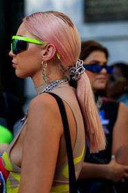 neon sunglasses, pink hair, dyed hair, ponytail, snake earrings, strassed earrings, hair details, multi necklace, chain necklace, silver necklace, sleeveless top, fashion week, frenchystyle, FW, jonathan paciullo, street style, vertical, detail, atmosphere details