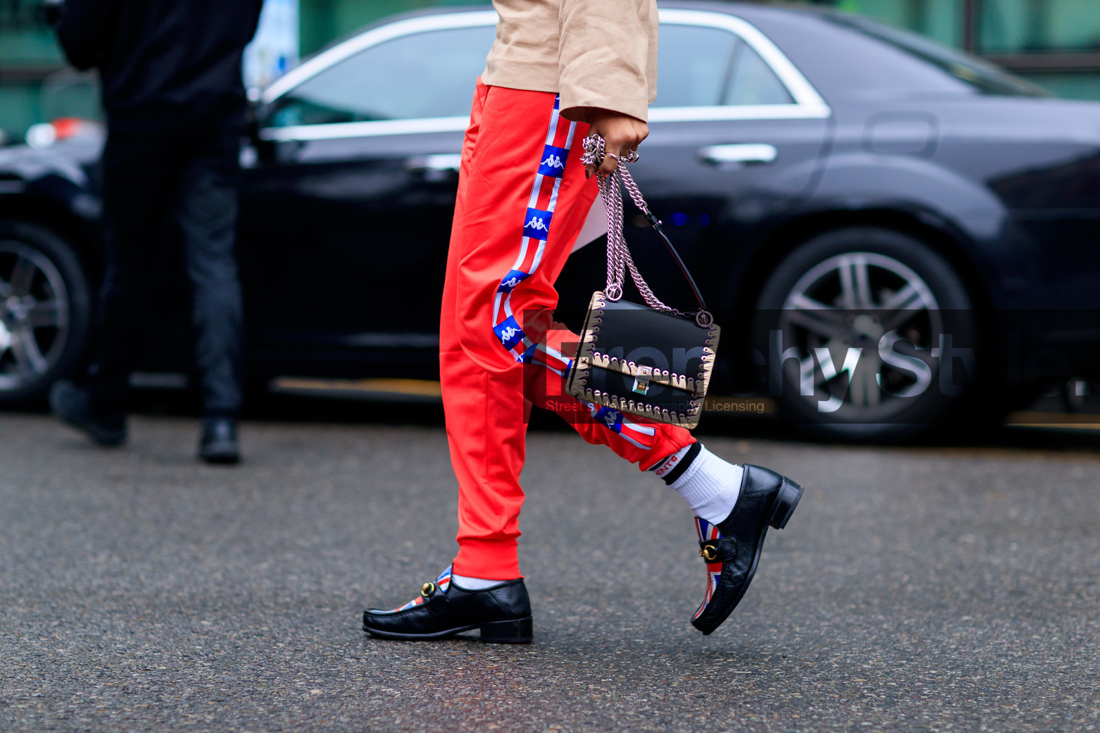 atmosphere details, AUTUMN WINTER 2017-2018, AW 17-18, beige top, black bag, black shoes, detail, FALL WINTER 2017-2018, fashion week, frenchystyle, FW, FW 17-18, graphic bag, gucci, horizontal, jan-michael quammie, jonathan paciullo, leather bag, leather shoes, leather top, MFW, MILAN, red pants, street style, sweatpants, trousers, vêtements, white socks