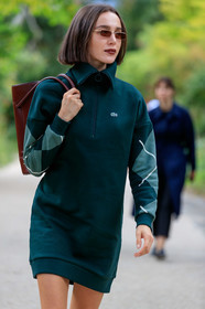 mary leest, green dress, jacquard dress, striped dress, high collar dress, zipped dress, long sleeves dress, sportswear, sportswear dress, small sunglasses, square shape glasses, red sunglasses, metalic frame sunglasses, lacoste dress, lacoste total look, PARIS, PFW, SPRING SUMMER 2020, SS 20, fashion week, frenchystyle, FW, jonathan paciullo, street style, vertical, atmosphere details, detail