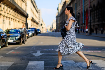 black and white, black bag, black shoes, graphic dress, high heels, leather bag, leather shoes, printed dress, white dress, fashion week, frenchystyle, FW, jonathan paciullo, street style, PFW, PARIS, atmosphere details, horizontal, full length, AUTUMN WINTER 2018-2019, FALL WINTER 2018-2019, FW 18-19