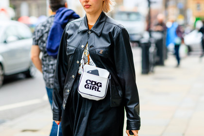 atmosphere details, black jacket, black skirt, comme des garçons, detail, fashion week, frenchystyle, FW, horizontal, jonathan paciullo, leather bag, leather jacket, LFW, LONDON, printed bag, SPRING SUMMER 2017, SS 17, street style, white bag, woman
