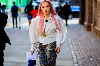 animal print, blue bag, brown pants, dyed hair, eyeshadow, graphic pants, leather bag, pink hair, printed pants, red lips, snake print, trousers, white shirt, fashion week, frenchystyle, FW, jonathan paciullo, street style, LFW, LONDON, SPRING SUMMER 2019, SS 19, atmosphere details, horizontal, detail