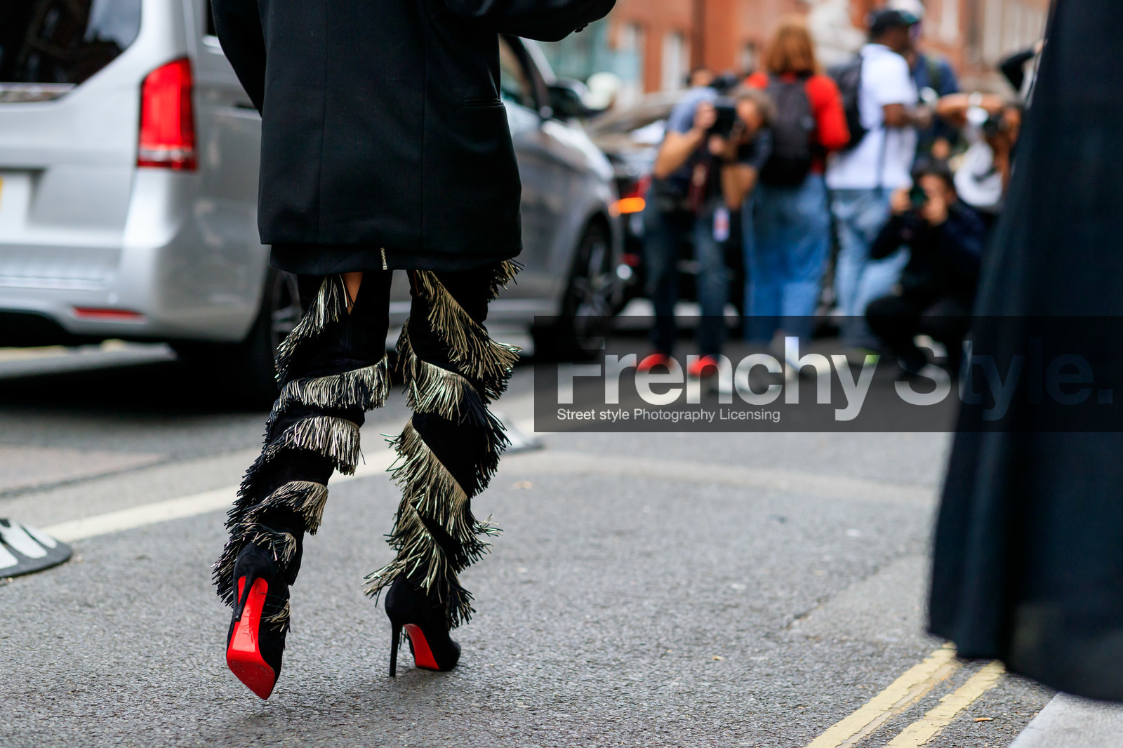 patricia manfield, louboutin boots, high boots, fringe boots, silvered boots, metalic boots, golden boots, fashion week, frenchystyle, FW, jonathan paciullo, street style, atmosphere details, horizontal, detail