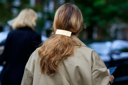 beige trench coat, back details, hair clip, hair details, golden hair clip, fashion week, frenchystyle, FW, jonathan paciullo, street style, atmosphere details, horizontal, detail