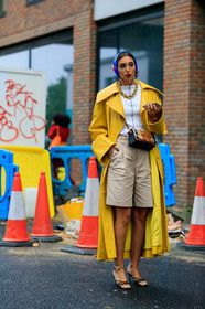 animal print sandals, beige bermuda shorts, big buckle bag, big chain necklace, brown leather bag, burberry bag, beige leather bag, checked bag, crossbody bag, flowers earrings, golden necklace, high heels sandals, high heels slippers, oversize trench coat, plastic earrings, white top, yellow trench coat, fashion week, frenchystyle, FW, jonathan paciullo, street style, vertical, full length