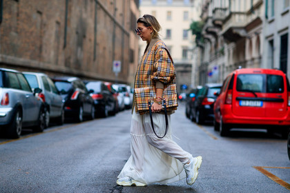 beige bag, beige jacket, burberry, checked, graphic bag, graphic jacket, leather bag, leather shoes, plaid, printed bag, printed jacket, sunglasses, tartan, white dress, white sneakers, fashion week, frenchystyle, FW, jonathan paciullo, street style, MFW, MILAN, AUTUMN WINTER 2018-2019, FALL WINTER 2018-2019, FW 18-19, horizontal, atmosphere details, full length