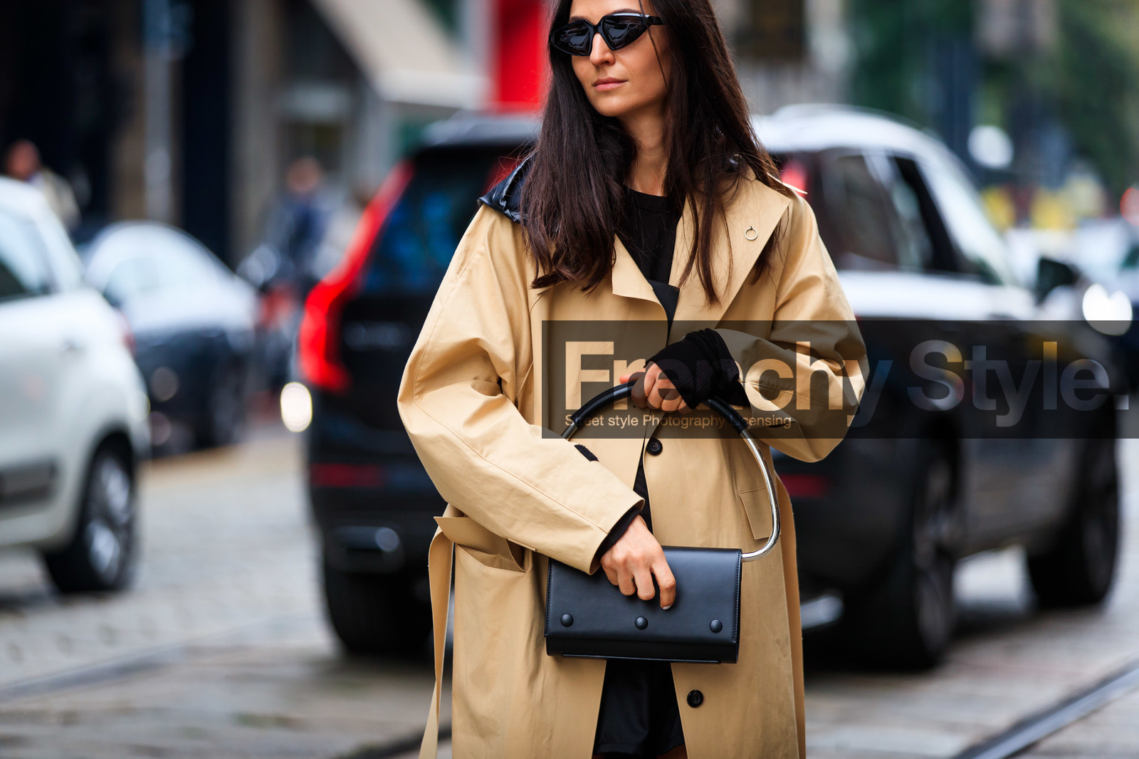 light beige trench coat, futurist shape sunglasses, black sunglasses, black leather bag, prada sunglasses, stee bag, round shape bag, hand bag, ilenia toma, street style, jonathan paciullo, FW, frenchystyle, fashion week, MFW, MILAN, SPRING SUMMER 2021, SS 21, horizontal, atmosphere details, detail