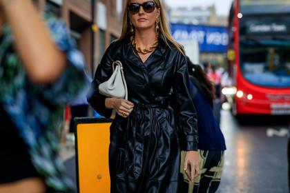 black leather trench coat, big chain necklace, golden necklace, golden earrings, dangling earrings, white leather bag, brown scale sunglasses, fashion week, frenchystyle, FW, jonathan paciullo, street style, atmosphere details, horizontal, detail