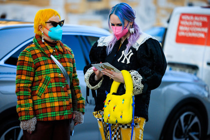 dyed hair, yellow hair, blue hair, plaid jacket, multicolor jacket, leather pants, brown pants, black bottines, blue mask, pink mask, purple hair, yankees jacket, puffed bag, yellow bag, printed pants, yellow pants, big earrings, fashion week, frenchystyle, FW, jonathan paciullo, street style, PARIS, PFW, SPRING SUMMER 2022, SS 22, atmosphere details, detail, horizontal