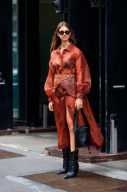 red dress, sheer dress, organza dress, camel leather bag, camel leather belt, belt bag, belted dress, saint laurent sunglasses, scale sunglasses, butterfly sunglasses, black leather bag, black leather boots, sportmax bag, bucket bag, cowboy boots, wedge boots, split dress, fendi boots, silvered necklace, jacqueline zelwis, street style, jonathan paciullo, FW, frenchystyle, fashion week, MFW, MILAN, SPRING SUMMER 2021, SS 21, vertical, full length
