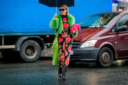 green leather jacket, green leather coat, fur coat, fur collar coat, black jumpsuit, pink jumpsuit, floral printed jumpsuits, tight jumpsuit, high collar jumpsuit, velvet jumpsuits, belted jumpsuit, black leather belt, black polish boots, valentino belt, big belt, pink clutch, laced boots, low boots, fashion week, frenchystyle, FW, jonathan paciullo, street style, PFW, PARIS, horizontal, atmosphere details, full length