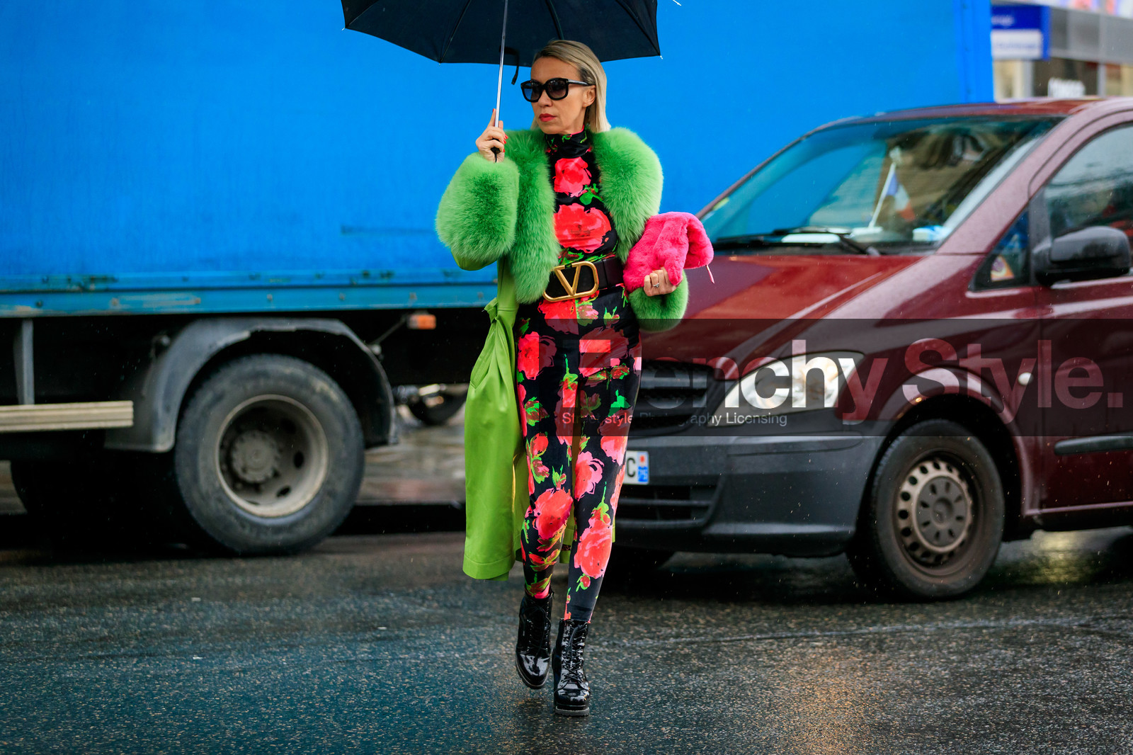 green leather jacket, green leather coat, fur coat, fur collar coat, black jumpsuit, pink jumpsuit, floral printed jumpsuits, tight jumpsuit, high collar jumpsuit, velvet jumpsuits, belted jumpsuit, black leather belt, black polish boots, valentino belt, big belt, pink clutch, laced boots, low boots, fashion week, frenchystyle, FW, jonathan paciullo, street style, PFW, PARIS, horizontal, atmosphere details, full length