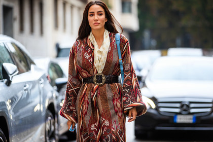 red jacket, red cardigan, ethnic printed jacket, ethnic printed cardigan, long jacket, long cardigan, belted jacket, belted cardigan, blue leather bag, shoulder bag, etro bag, etro belt, etro jacket, etro cardigan, close up detail, bag detail, geometrical printed jacket, geometical printed cardigan, tamara kalinic, street style, jonathan paciullo, FW, frenchystyle, fashion week, MFW, MILAN, SPRING SUMMER 2021, SS 21, horizontal, atmosphere details, detail