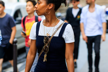 atmosphere details, blue dress, detail, earrings, fashion week, frenchystyle, FW, horizontal, jonathan paciullo, MENSWEAR, necklace, PARIS, PFW, SPRING SUMMER 2018, SS 18, street style, white t-shirt