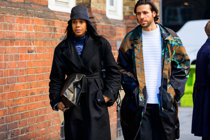 black bag, black coat, black hat, black pants, bucket hat, graphic jacket, leather bag, printed jacket, tone on tone, total look black, trench coat, trousers, white sweater, street style, jonathan paciullo, FW, frenchystyle, fashion week, LFW, LONDON, AUTUMN WINTER 2019-2020, AW 19-20, FW 19-20, FALL WINTER 2019-2020, horizontal, atmosphere details, detail