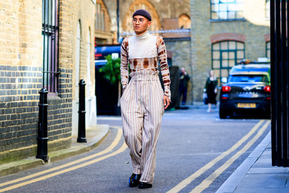 cap, navy blue cap, eyewear, golden earrings, silvered earrings, turtleneck top, tie and dye top, long sleeves top, used top, high waist pants, striped pants, carrot pants, oversize pants, fashion week, frenchystyle, FW, jonathan paciullo, street style, atmosphere details, horizontal, full length
