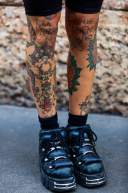 tatoo, tatoo all over, big sole boots, black leather boots, laced boots, metalic boots, black socks, close up detail, shoes detail, street style, jonathan paciullo, FW, frenchystyle, fashion week, MFW, MILAN, SPRING SUMMER 2021, SS 21, vertical, detail