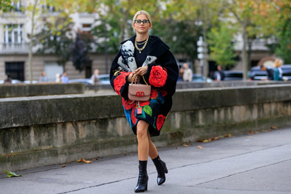tamu mcpherson, valentino bag, black coat, black glasses, butterfly sunglasses, floral printed coat, red coat, strassed coat, embroidered coat, multi necklace, golden necklace, chain necklace, light pink leather bag, valentino look, valentino coat, PARIS, PFW, SPRING SUMMER 2020, SS 20, fashion week, frenchystyle, FW, jonathan paciullo, street style, horizontal, atmosphere details, full length