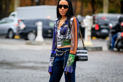 aleali may, chanel bag, chanel belt, chanel sunglasses, jean paul gaultier shirt, low necked shirt, cachemrere printed shirt, multicolor shirt, chain belt, golden chain belt, blue jeans, laced jeans, zipped shirt, tweed bag, black leather bag, black bag, white bag, pearl belt, 90's look, PARIS, PFW, SPRING SUMMER 2020, SS 20, fashion week, frenchystyle, FW, jonathan paciullo, street style, horizontal, atmosphere details, detail