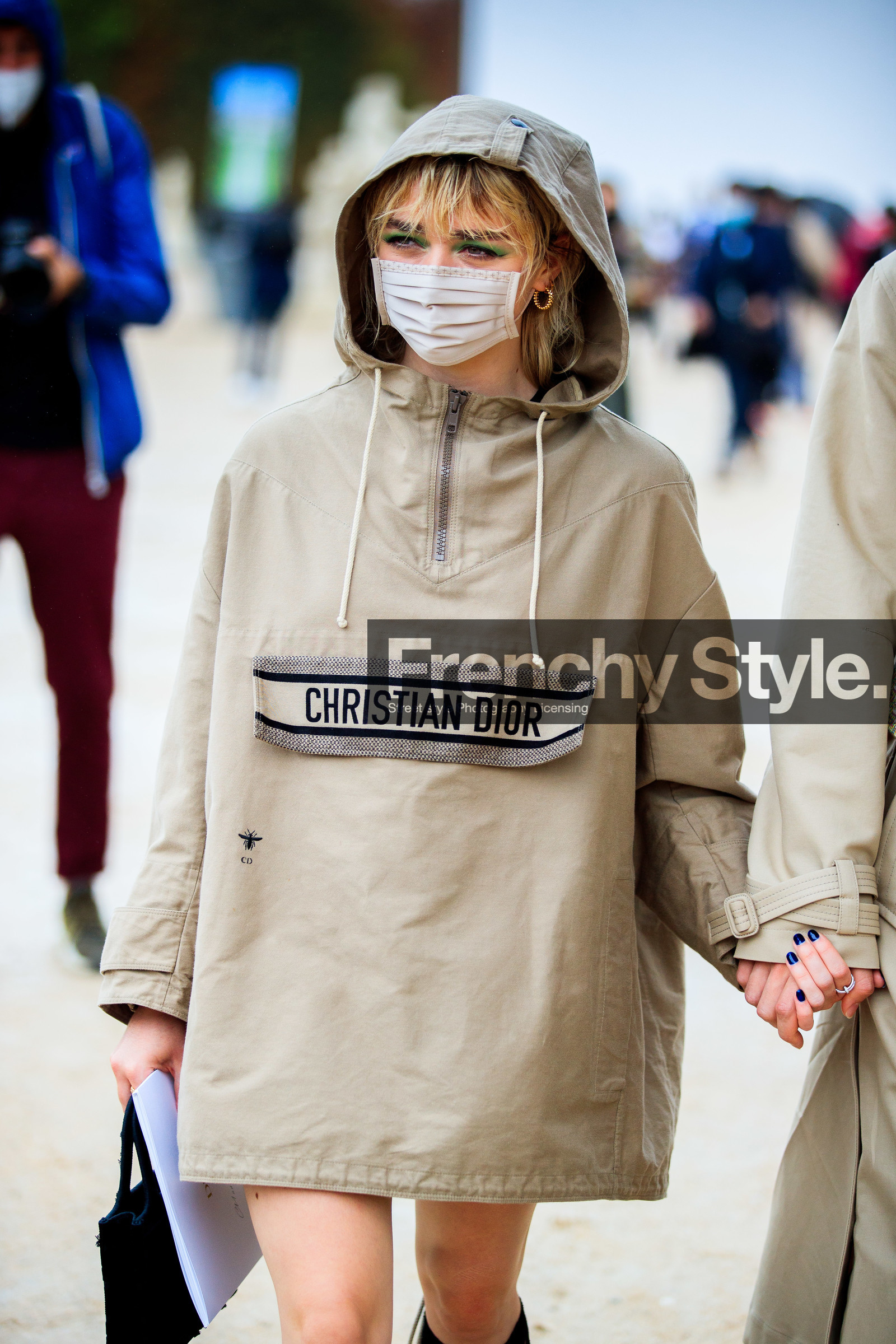 maisie williams, beige jacket, beige hoodie, jacket dress, mini dress, logo printed jacket, hoodie, zipped jacket, dior jacket, green eyeliner, green eyeshadows, covid face mask, fashion week, frenchystyle, FW, jonathan paciullo, street style, PFW, PARIS, SPRING SUMMER 2021, SS 21, vertical, atmosphere details, detail