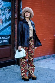 leather jacket, black jacket, fluffy hat, beige hat, furry hat, buttoned jacket, beige tshirt, flowered pants, multicolor pants, printed pants, platform shoes, brown platform boots, leather platform boots, sky blue handbag, leather handbag, black belt, alyssa coscarelli, street style, jonathan paciullo, FW, frenchystyle, fashion week, NYFW, NEW YORK, AUTUMN WINTER 2022-2023, FALL WINTER 2022_2023, FW 22-23, vertical, full length