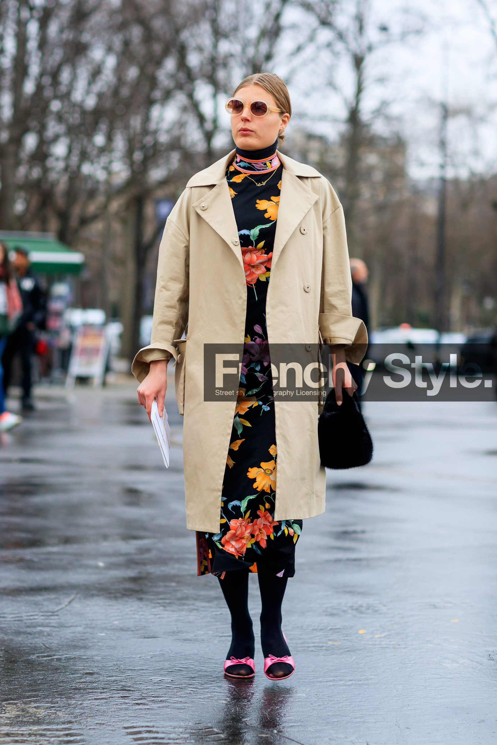 AUTUMN WINTER 2017-2018, AW 17-18, beige coat, black bag, black dress, FALL WINTER 2017-2018, fashion week, floral, flower, frenchystyle, full length, fur bag, FW, FW 17-18, jonathan paciullo, leather shoes, PARIS, PFW, pink shoes, printed dress, street style, sunglasses, vertical