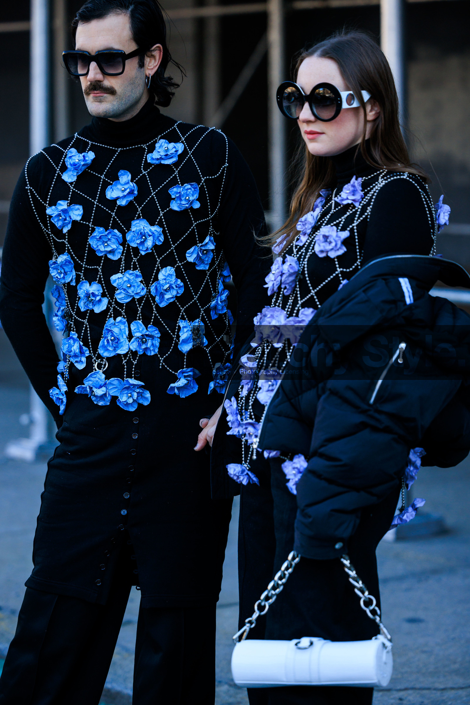 full black look, flower look, flower on chain top, black turtleneck, black pants, white pencil bag, leather pencil bag, smal handbag, handbag on chain, groovy sunglasses, purple flowers top, blue flowers top, chain veste, couple matching, young emperors, fashion week, frenchystyle, FW, jonathan paciullo, street style, NYFW, NEW YORK, AUTUMN WINTER 2022-2023, FALL WINTER 2022_2023, FW 22-23, vertical, atmosphere details