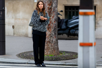 jen wonders, black pants, black pullover, metalic bag, shoulder bag, silvered bag, silvered pullover, fringe pullover, black leather shoes, zipped shoes, high heels shoes, paco rabanne bag, fashion week, frenchystyle, FW, jonathan paciullo, street style, PFW, PARIS, horizontal, atmosphere details, full length