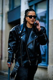 black sunglasses, silver loops, cat eye sunglasses, chain necklace, silver bracelet, fashion week, frenchystyle, FW, jonathan paciullo, street style, AUTUMN WINTER 2022-2023, FALL WINTER 2022_2023, FW 22-23, PFW, PARIS, vertical, detail, black jacket, leather jacket, black shirt