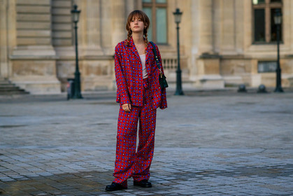 red shirt, red pants, monogrammed pants, monogrammed shirt, pyjama look, pyjama shirt, pyjama pants, monogrammed bag, louis vuitton bag, louis vuitton pants, louis vuitton shirt, black leather bag, shoulder bag, louis vuitton total look, PARIS, PFW, SPRING SUMMER 2020, SS 20, fashion week, frenchystyle, FW, jonathan paciullo, street style, horizontal, atmosphere details, full length