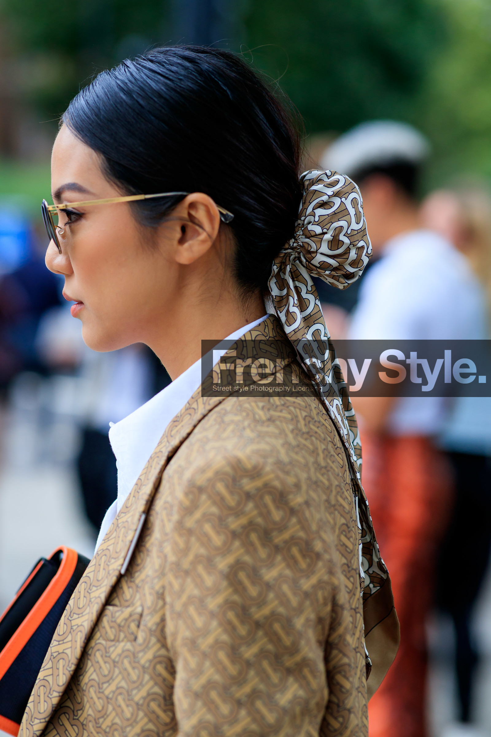 yoyo cao, burberry total look, burberry jacket, burberry pants, burberry bag, monogrammed jacket, monogrammed pants, logo all over, white shirt, beige jacket, beige pants, printed scarf, monogrammed scarf, silk scarf, hair details, beige suits, fashion week, frenchystyle, FW, jonathan paciullo, street style, vertical, detail, atmosphere details
