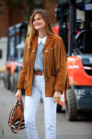 eugenie trochu, camel jacket, camel suede jacket, fringe jacket, cowboy jacket, grey pullover, collar details, white jeans, white leather bag, black leather bag, camel leather bag, striped bag, loewe bag, fashion week, frenchystyle, FW, jonathan paciullo, street style, PFW, PARIS, SPRING SUMMER 2021, SS 21, vertical, atmosphere details, detail