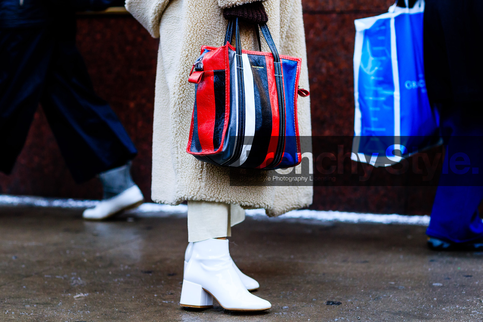 atmosphere details, AUTUMN WINTER 2017-2018, AW 17-18, balenciaga, detail, FALL WINTER 2017-2018, fashion week, frenchystyle, Fur coat, FW, FW 17-18, graphic bag, high heels, horizontal, jonathan paciullo, leather bag, leather boots, multicolor bag, NEW YORK, NYFW, shearling, street style, striped bag, trousers, white boots, white coat, white fur