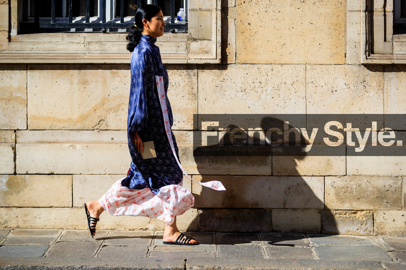 black shoes, blue dress, graphic dress, leather shoes, printed dress, fashion week, frenchystyle, FW, jonathan paciullo, street style, PFW, PARIS, horizontal, atmosphere details, full length, AUTUMN WINTER 2018-2019, FALL WINTER 2018-2019, FW 18-19, caroline issa