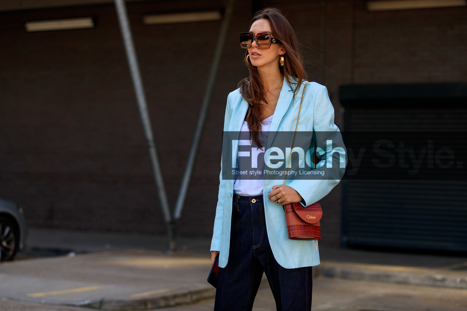 estelle pigault, gucci sunglasses, brown scale sunglasses, square shape glasses, retro shape glasses, hoop earrings, light blue jacket, leather jacket, white t-shirt, chloe bag, animal skin bag, brown leather bag, chain strap bag, golden chain strap bag, dark blue jeans, denim, flare jeans, fashion week, frenchystyle, FW, jonathan paciullo, street style, atmosphere details, horizontal, detail