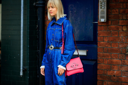 black belt, blue denim, denim jumpsuit, denim pants, jeans, jw anderson, leather bag, leather belt, linda tol, pink bag, trousers, fashion week, frenchystyle, FW, jonathan paciullo, street style, LFW, LONDON, SPRING SUMMER 2019, SS 19, atmosphere details, horizontal, detail