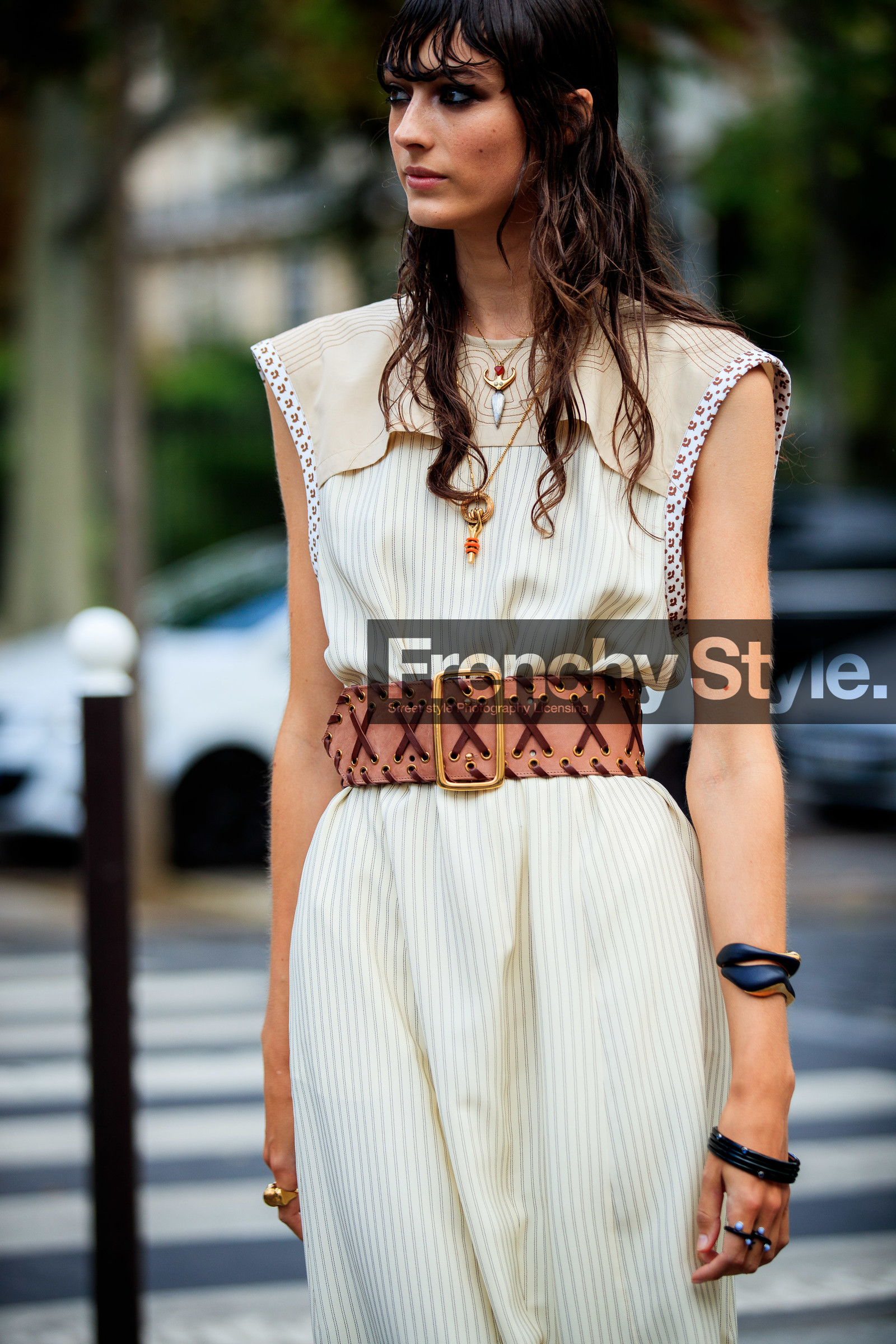 nike praesto nordstrom, hair details, make up, make up details, chloe belt, chloe dress, chloe look, chloe bracelet, chloe necklace, white dress, sleeveless dress, striped dress, belted dress, big belt, camel leather belt, long dress, black bracelet, multi bracelet, wooden bracelet, multi necklace, golden necklace, long necklace, lucky charm necklace, fashion week, frenchystyle, FW, jonathan paciullo, street style, PFW, PARIS, SPRING SUMMER 2021, SS 21, vertical, atmosphere details, detail, model