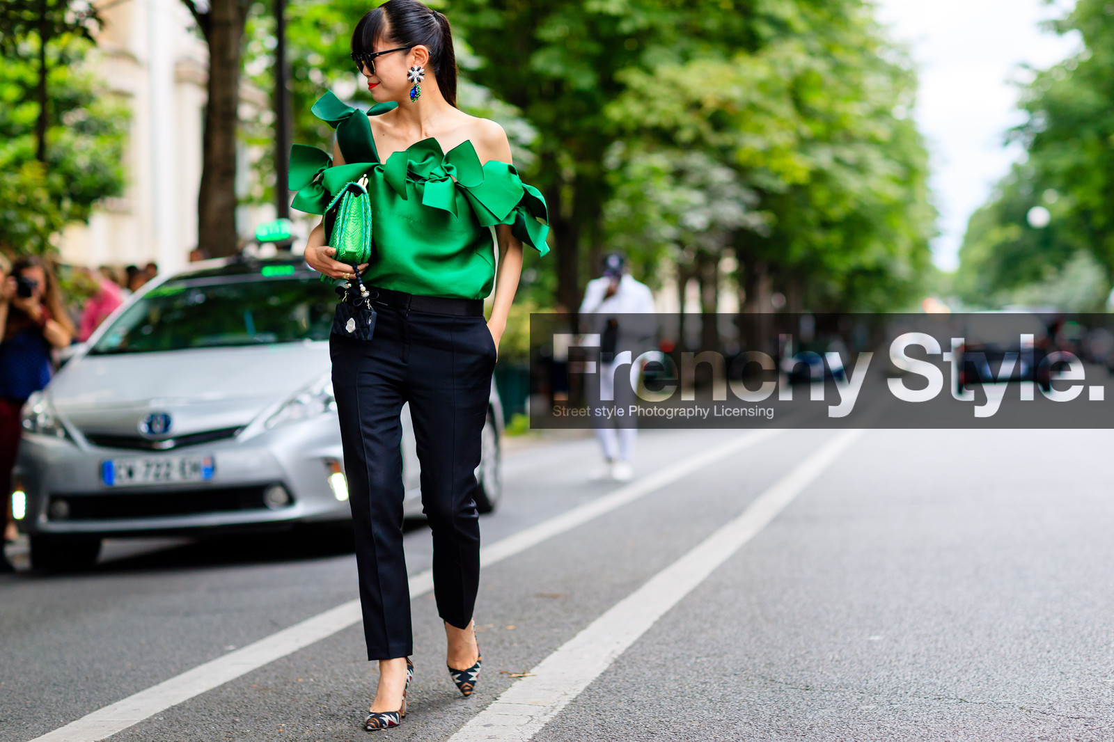 atmosphere details, AUTUMN WINTER 2016-2017, AW 16-17, black heels, black pants, black shoes, bow, earrings, FALL WINTER 2016-2017, fashion week, frenchystyle, full length, FW, FW 16-17, graphic top, green bag, green top, HAUTE COUTURE, high heels, horizontal, jonathan paciullo, leaf greener, MENSWEAR, PARIS, PFW, red lips, street style, sunglasses, trousers
