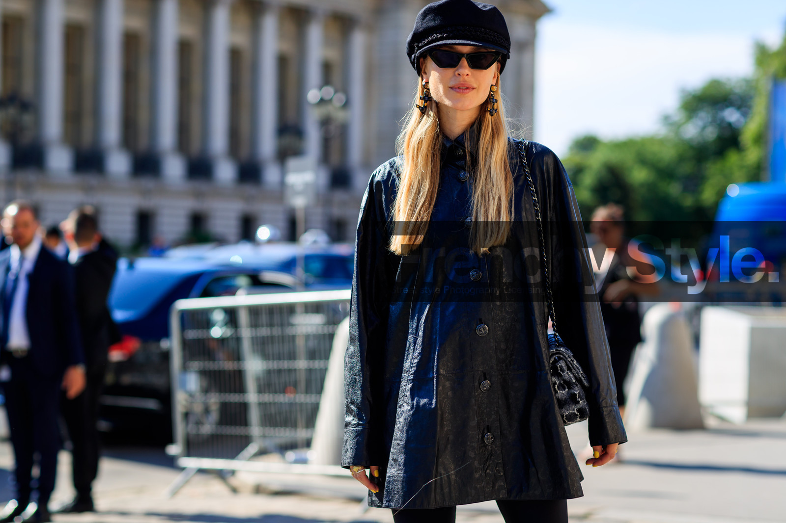 black bag, black cap, black coat, chanel, earrings, leather bag, sunglasses, tone on tone, total look black, fashion week, frenchystyle, FW, jonathan paciullo, street style, PFW, PARIS, horizontal, atmosphere details, detail, AUTUMN WINTER 2018-2019, FALL WINTER 2018-2019, FW 18-19, pernille teisbaek