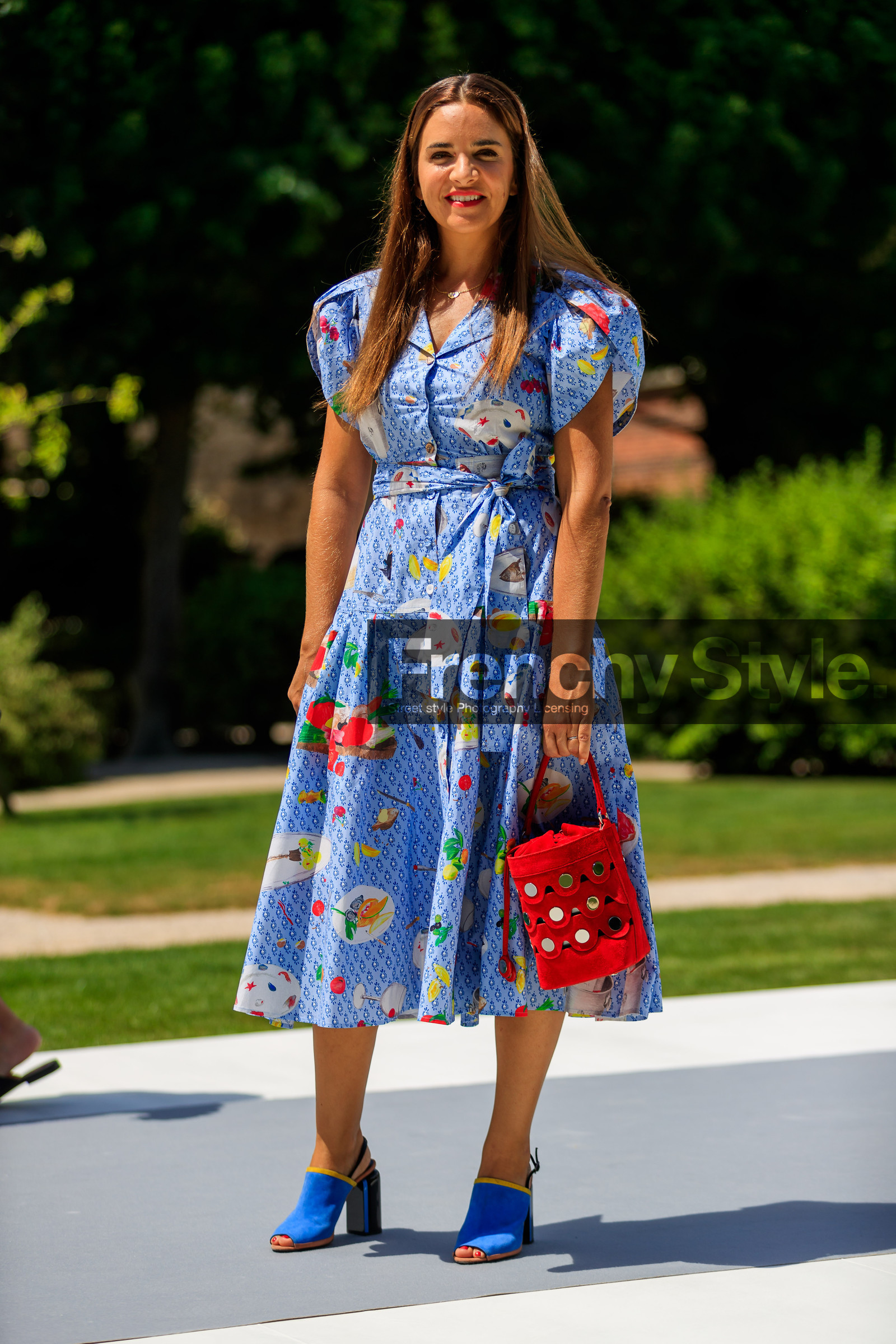 blue dress, blue shoes, graphic bag, graphic dress, high heels, leather bag, leather shoes, printed bag, printed dress, red bag, fashion week, frenchystyle, FW, jonathan paciullo, street style, PFW, PARIS, vertical, full length, AUTUMN WINTER 2018-2019, FALL WINTER 2018-2019, FW 18-19, laure heriard dubreuil